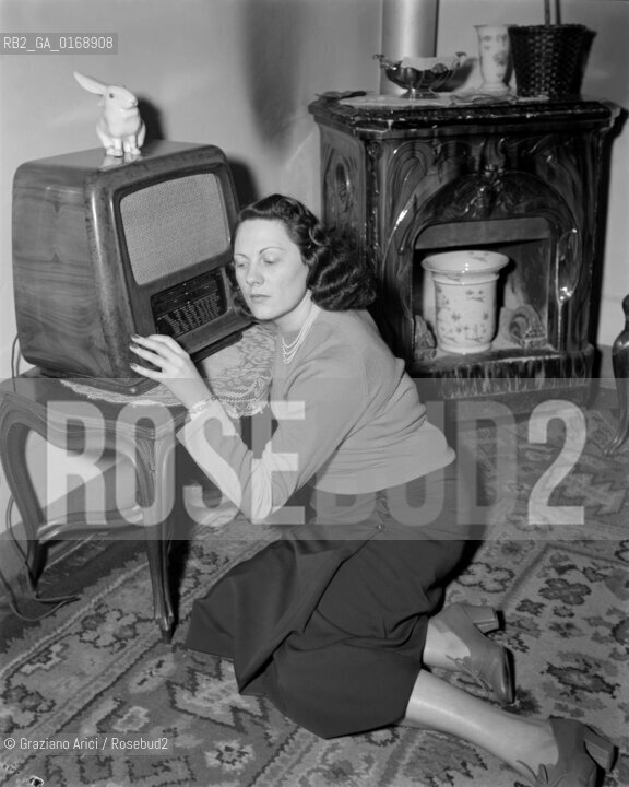 THE OPERA SINGER RENATA TEBALDI AT HOME IN MILAN - 1950 - © ARCHIVIO Graziano Arici/Rosebud2  / MUSICA / OPERA LIRICA / RADIO