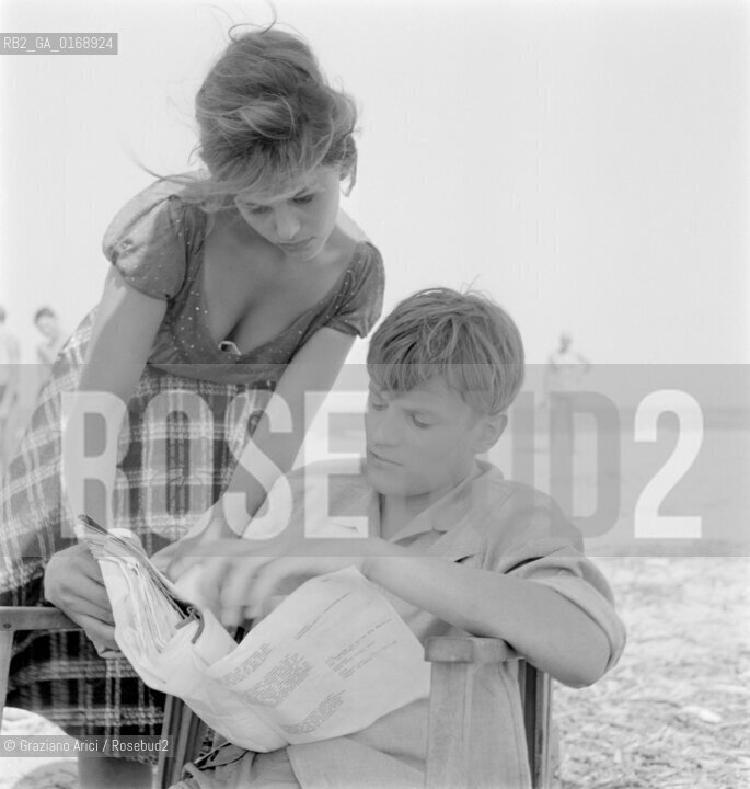 THE ACTOR JACQUES PERRIN AND THE ACTRESS CLAUDIA CARDINALE ON THE SET OF THE MOVIE   GIRL WITH A SUITCASE ( LA RAGAZZA CON LA VALIGIA)- 196O © ARCHIVIO Graziano Arici/Rosebud2  / CINEMA / ATTORE