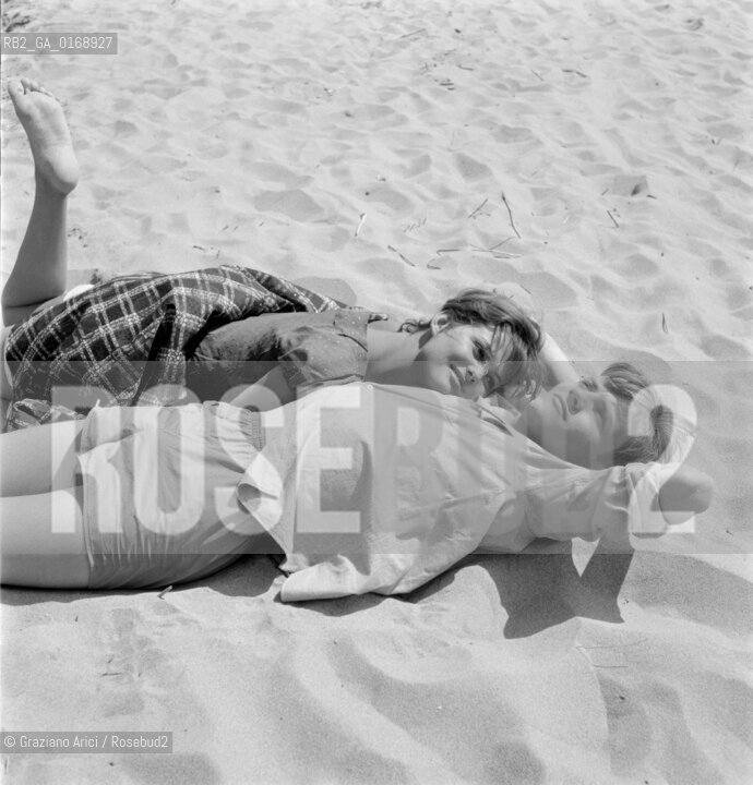 THE ACTOR JACQUES PERRINAND THE ACTRESS CLAUDIA CARDINALE ON THE SET OF THE MOVIE   GIRL WITH A SUITCASE ( LA RAGAZZA CON LA VALIGIA)- 196O © ARCHIVIO Graziano Arici/Rosebud2  / CINEMA / ATTORE