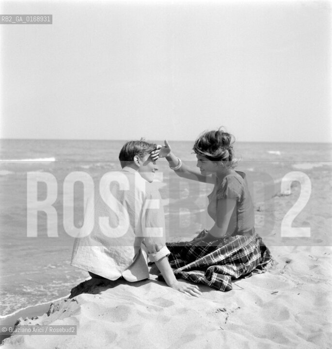 THE ACTOR JACQUES PERRIN AND THE ACTRESS CLAUDIA CARDINALE ON THE SET OF THE MOVIE   GIRL WITH A SUITCASE ( LA RAGAZZA CON LA VALIGIA)- 196O © ARCHIVIO Graziano Arici/Rosebud2  / CINEMA / REGISTA / ATTORE