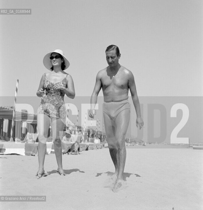THE MARQUESS OF VILLAVERDE IN LIDO BEACH IN VENICE 1962 -  © ARCHIVIO Graziano Arici/Rosebud2  / NOBILI