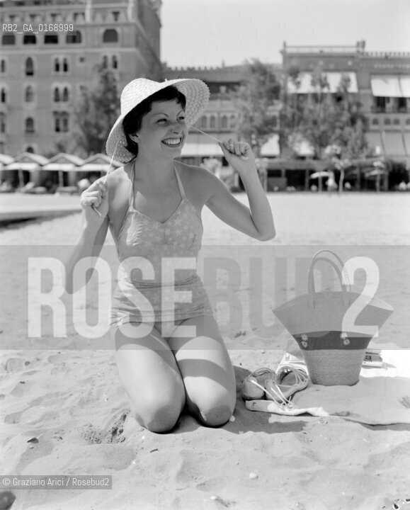 THE SINGER AND DANCER ZIZI JEANMARIE IN VENICE LIDO BEACH - 1950  © ARCHIVIO Graziano Arici/Rosebud2  / MUSICA / BALLETTO / CANTANTE POP ROCK JAZZ