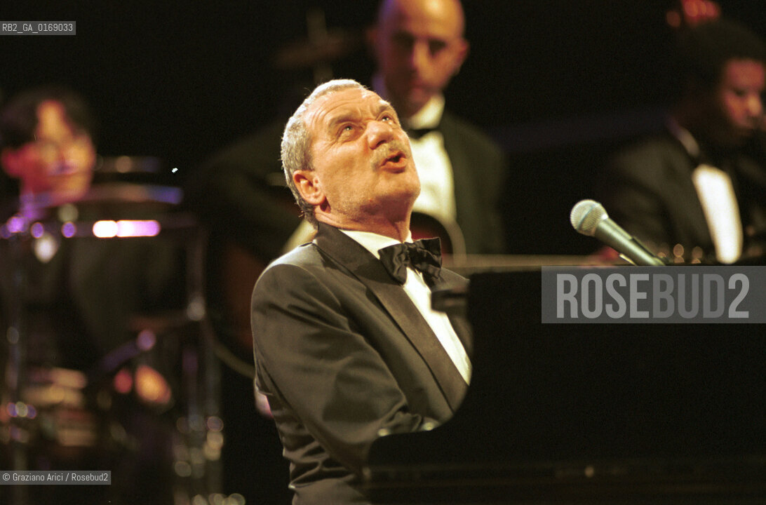 FONDAMENTA 14/17 GIUGNO 2001: CORPI - IL CANTANTE PAOLO CONTE IN CONCERTO A S.MARCO (VENEZIA) - ©Graziano Arici/Rosebud2