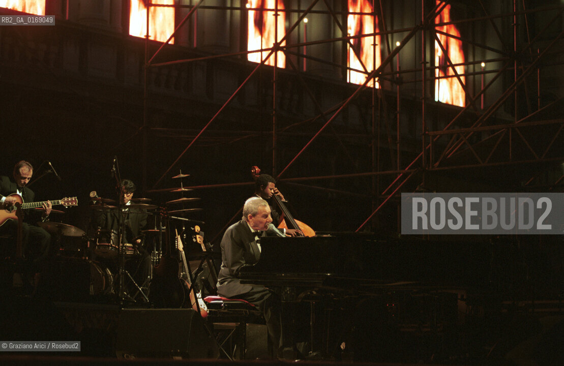 FONDAMENTA 14/17 GIUGNO 2001: CORPI - IL CANTANTE PAOLO CONTE IN CONCERTO A S.MARCO (VENEZIA) - ©Graziano Arici/Rosebud2