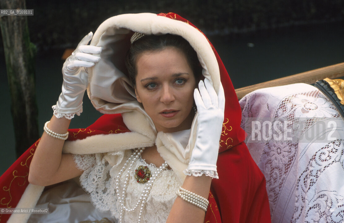 Nome: .GOLINO VALERIA.Descrizione: .CINEMA ATTRICE / GONDOLA  / CARNEVALE .Credit: .Graziano Arici/Rosebud2/.Costo: .A.Nazione: .ITALIA.Cittˆ: .VENEZIA.Data: .2001