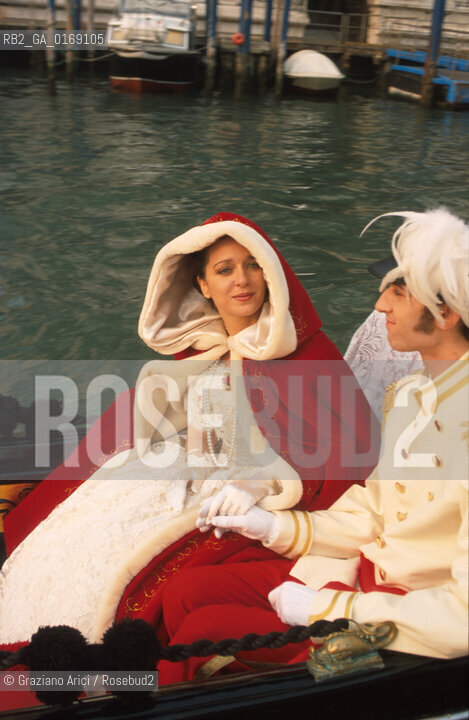 Nome: .GOLINO VALERIA.Descrizione: .CINEMA ATTRICE / GONDOLA  / CARNEVALE .Credit: .Graziano Arici/Rosebud2/.Costo: .A.Nazione: .ITALIA.Cittˆ: .VENEZIA.Data: .2001