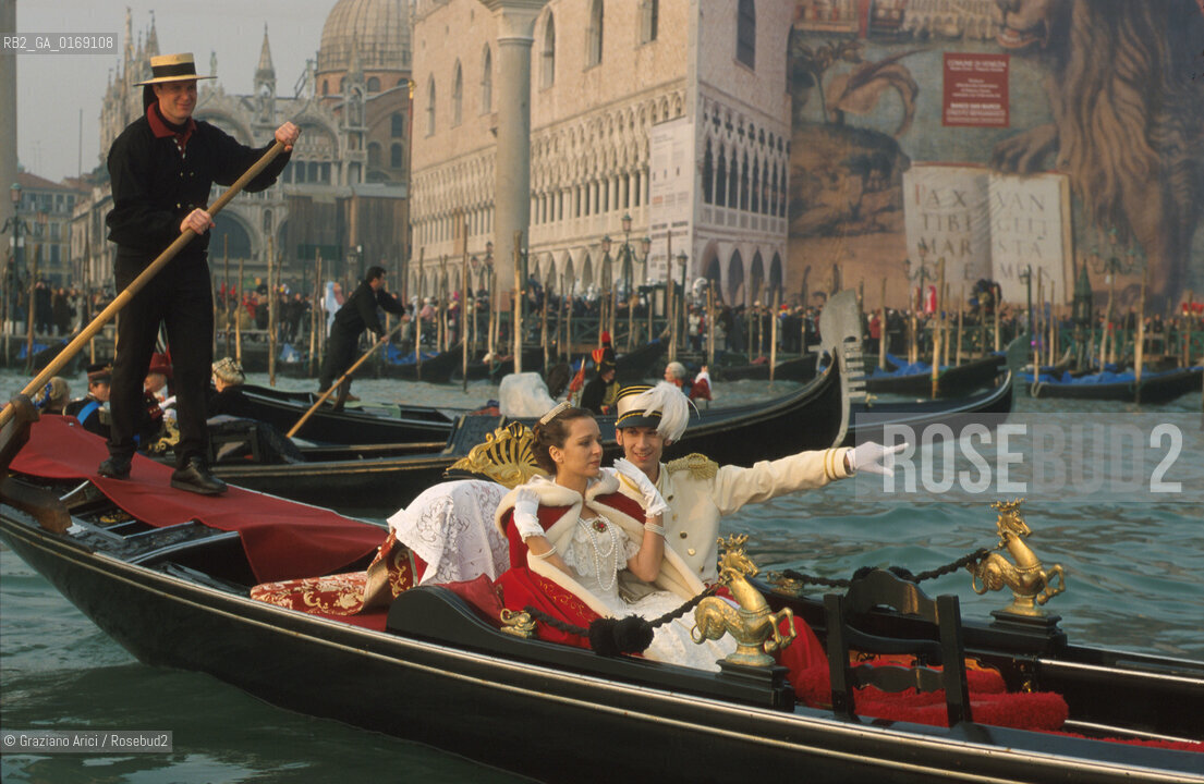 Nome: .GOLINO VALERIA.Descrizione: .CINEMA ATTRICE / GONDOLA  / CARNEVALE / SAN MARCO.Credit: .Graziano Arici/Rosebud2/.Costo: .A.Nazione: .ITALIA.Cittˆ: .VENEZIA.Data: .2001