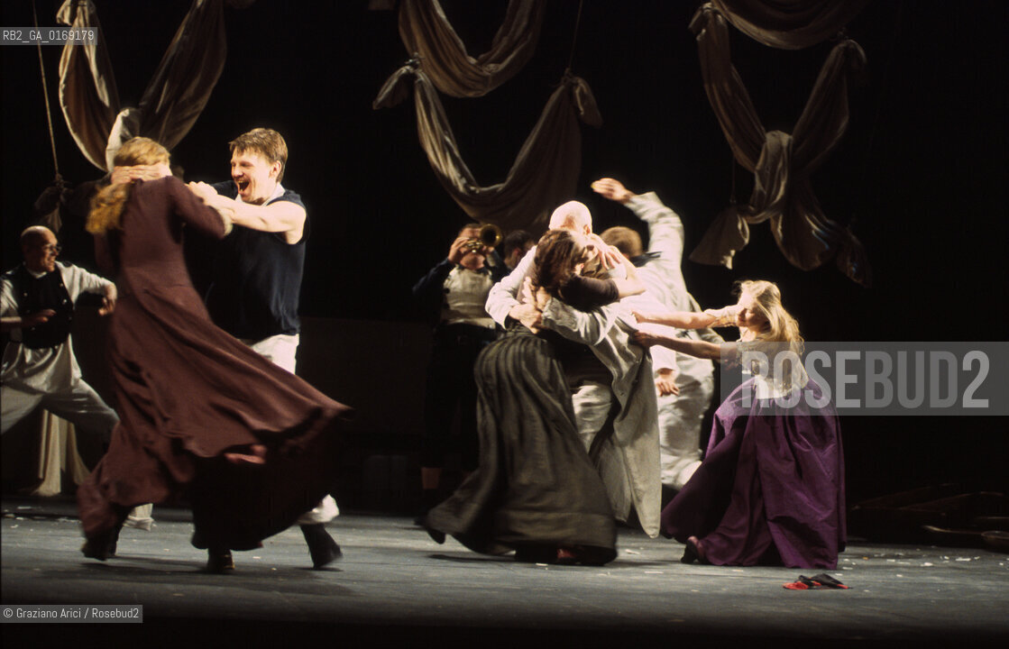 Nome: .OTELLO DI WILLIAM SHAKESPEARE.REGIA DI EIMUNTAS NEKROSIUS.Descrizione: .TEATRO / BIENNALE TEATRO  SHAKESPEARE & SHAKESPEARE / AL TEATRO GOLDONI.Credit: .Graziano Arici/Rosebud2 Costo: .A.Nazione: .ITALIA.Cittˆ: ..Data: .2001