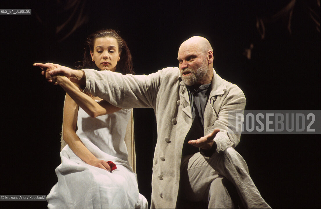 Nome: .OTELLO DI WILLIAM SHAKESPEARE.REGIA DI EIMUNTAS NEKROSIUS.Descrizione: .TEATRO / BIENNALE TEATRO  SHAKESPEARE & SHAKESPEARE / AL TEATRO GOLDONI.Credit: .Graziano Arici/Rosebud2 Costo: .A.Nazione: .ITALIA.Cittˆ: ..Data: .2001