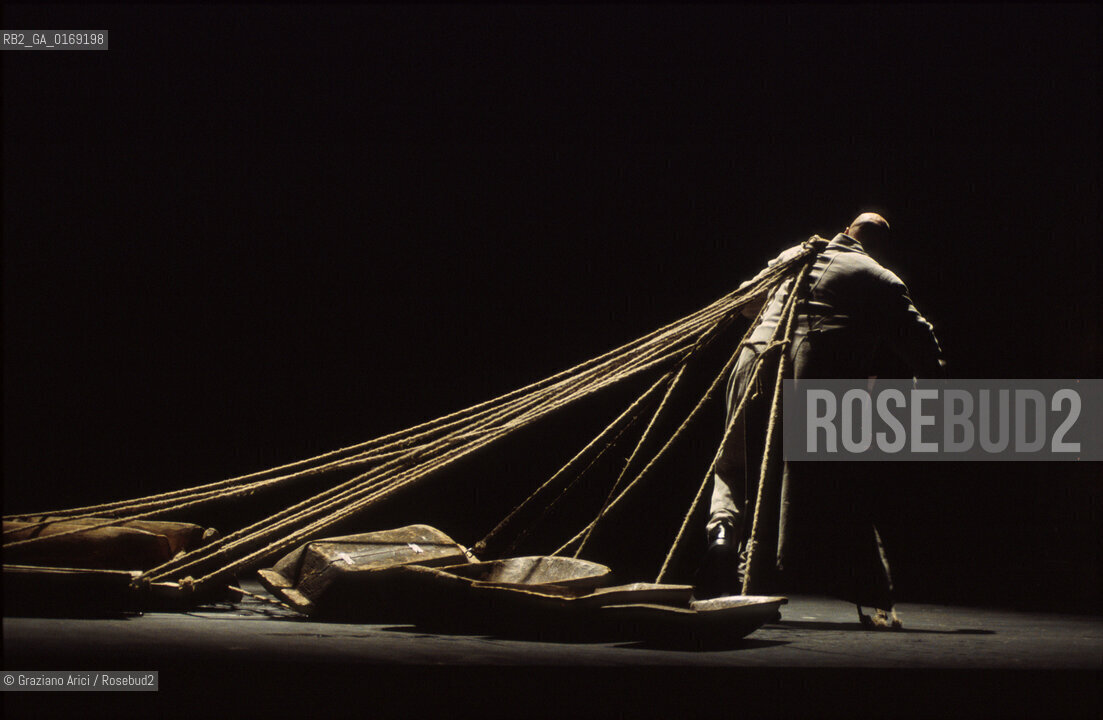 Nome: .OTELLO DI WILLIAM SHAKESPEARE.REGIA DI EIMUNTAS NEKROSIUS.Descrizione: .TEATRO / BIENNALE TEATRO  SHAKESPEARE & SHAKESPEARE / AL TEATRO GOLDONI.Credit: .Graziano Arici/Rosebud2 Costo: .A.Nazione: .ITALIA.Cittˆ: ..Data: .2001