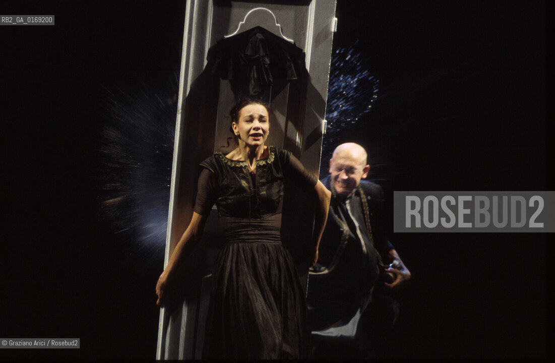 Nome: .OTELLO DI WILLIAM SHAKESPEARE.REGIA DI EIMUNTAS NEKROSIUS.Descrizione: .TEATRO / BIENNALE TEATRO  SHAKESPEARE & SHAKESPEARE / AL TEATRO GOLDONI.Credit: .Graziano Arici/Rosebud2 Costo: .A.Nazione: .ITALIA.Cittˆ: ..Data: .2001