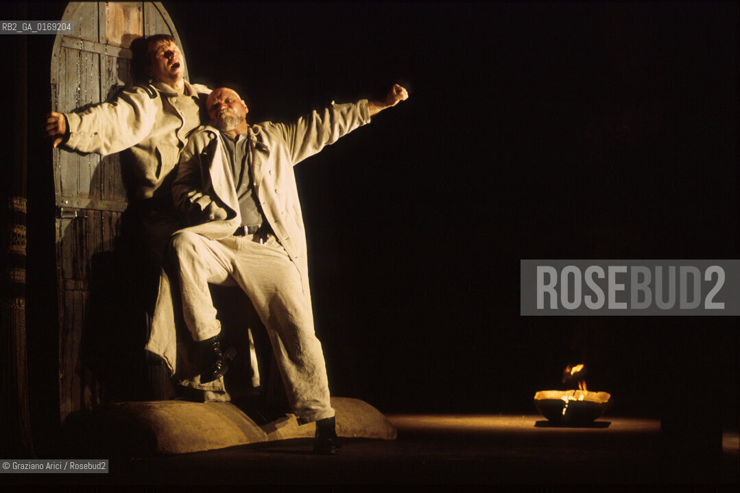 Nome: .OTELLO DI WILLIAM SHAKESPEARE.REGIA DI EIMUNTAS NEKROSIUS.Descrizione: .TEATRO / BIENNALE TEATRO  SHAKESPEARE & SHAKESPEARE / AL TEATRO GOLDONI.Credit: .Graziano Arici/Rosebud2 Costo: .A.Nazione: .ITALIA.Cittˆ: ..Data: .2001