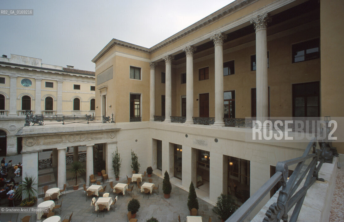 Caption: Localizzazione:.PADOVA.Oggetto:.CAFFE PEDROCCHI.Soggetto:.ESTERNI.Cronologia: .XIX SEC..Definizione Culturale:.   Autore: .GIUSEPPE JAPPELLI .   Stile:.NEOCLASSICO.   Editori/Stampatori:.   Committenza:.ANTONIO PEDROCCHI.Materia e Tecnica:.Collocazione:.Note:.MONUMENTALE CAFFE STORICO.Riproduzione Fotografica:.Graziano Arici/Rosebud2 Copyright:.Graziano Arici/Rosebud2 Data:.1998.Costo:.A