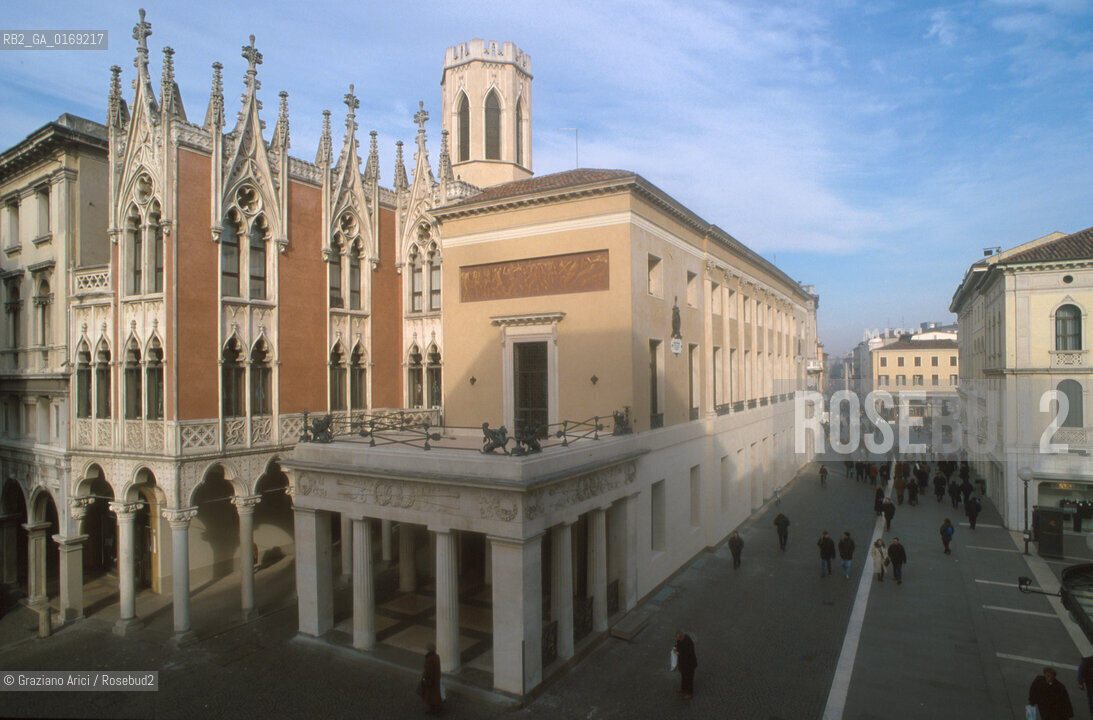 Caption: Localizzazione:.PADOVA.Oggetto:.CAFFE PEDROCCHI.Soggetto:.ESTERNI.Cronologia: .XIX SEC..Definizione Culturale:.   Autore: .GIUSEPPE JAPPELLI .   Stile:.NEOCLASSICO.   Editori/Stampatori:.   Committenza:.ANTONIO PEDROCCHI.Materia e Tecnica:.Collocazione:.Note:.MONUMENTALE CAFFE STORICO.Riproduzione Fotografica:.Graziano Arici/Rosebud2 Copyright:.Graziano Arici/Rosebud2 Data:.1998.Costo:.A