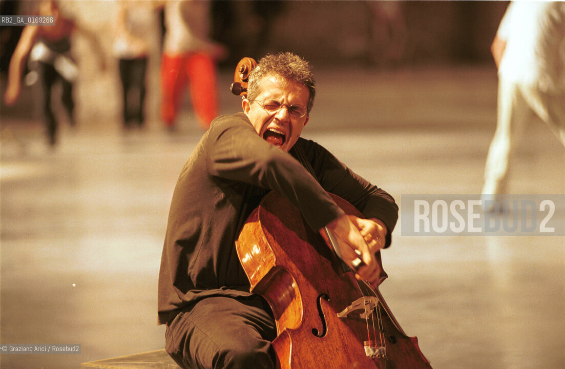 IL VIOLONCELLISTA E COMPOSITORE CONTEMPORANEO GIOVANNI SOLLIMA - 2001- ©Graziano Arici/Rosebud2 / MUSCICA CLASSICA / CONTEMPORANEA / VIOLONCELLO.