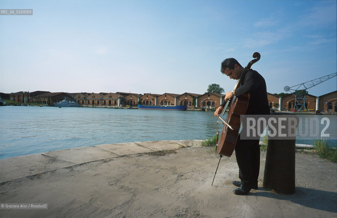 IL VIOLONCELLISTA E COMPOSITORE CONTEMPORANEO GIOVANNI SOLLIMA - 2001- ©Graziano Arici/Rosebud2 / MUSCICA CLASSICA / CONTEMPORANEA / VIOLONCELLO