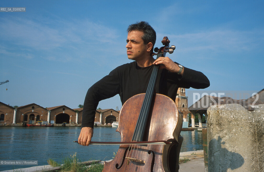 IL VIOLONCELLISTA E COMPOSITORE CONTEMPORANEO GIOVANNI SOLLIMA - 2001- ©Graziano Arici/Rosebud2 / MUSCICA CLASSICA / CONTEMPORANEA / VIOLONCELLO