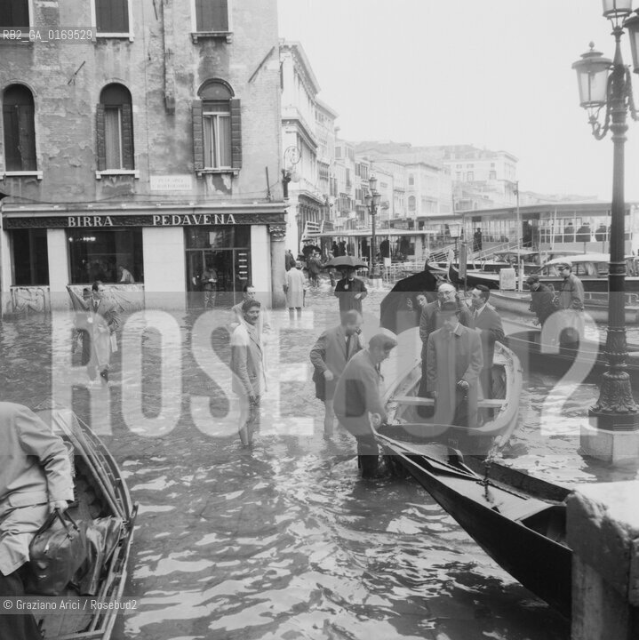 Caption: Nome:.ALTA MAREA , 5 NOVEMBRE 1966.HIGHT TIDE , 5 NOVEMBER 1966.Localizzazione:.VENEZIA / RIALTO / S.MARCO.VENICE /RIALTO .Soggetto:.TRASPORTI DI PERSONE DURANTE LALTA MAREA ..Cronologia:...Autore:...Stile:...Editori Stampatori:...Committenza:...Materia e Tecnica:...Collocazione:...Note:..Riproduzione Fotografica:.Graziano Arici/Rosebud2 .Copyright:.Graziano Arici/Rosebud2 .Data:.NOVEMBRE 1966..Costo:.A..Key:.ACQUA ALTA.HIGHT TIDE