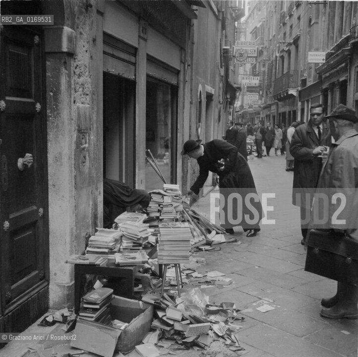 Caption: Nome:.ALTA MAREA , 5 NOVEMBRE 1966.HIGHT TIDE , 5 NOVEMBER 1966.Localizzazione:.VENEZIA / QUARTIERE DI S. MARCO /.E .Soggetto:.RESTI NELLE STRADE DOPO L ALTA MAREA DEL NOVEMBRE 1966.REMAINS OF THE HIGHT TIDE OF NOVEMBER 1966 IN THE STREETS.Cronologia:...Autore:...Stile:...Editori Stampatori:...Committenza:...Materia e Tecnica:...Collocazione:...Note:..Riproduzione Fotografica:.Graziano Arici/Rosebud2 .Copyright:.Graziano Arici/Rosebud2 .Data:.NOVEMBRE 1966..Costo:.A..Key:.ACQUA ALTA.HIGHT TIDE