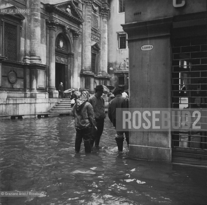 Caption: Nome:.ALTA MAREA , NOVEMBRE 1966.HIGHT TIDE , NOVEMBER 1966.Localizzazione:.VENEZIA / CAMPO S.SALVADOR..Soggetto:..Cronologia:...Autore:...Stile:...Editori Stampatori:...Committenza:...Materia e Tecnica:...Collocazione:...Note:..Riproduzione Fotografica:.Graziano Arici/Rosebud2 .Copyright:.Graziano Arici/Rosebud2 .Data:.NOVEMBRE 1966..Costo:.A..Key:.ACQUA ALTA.HIGHT TIDE
