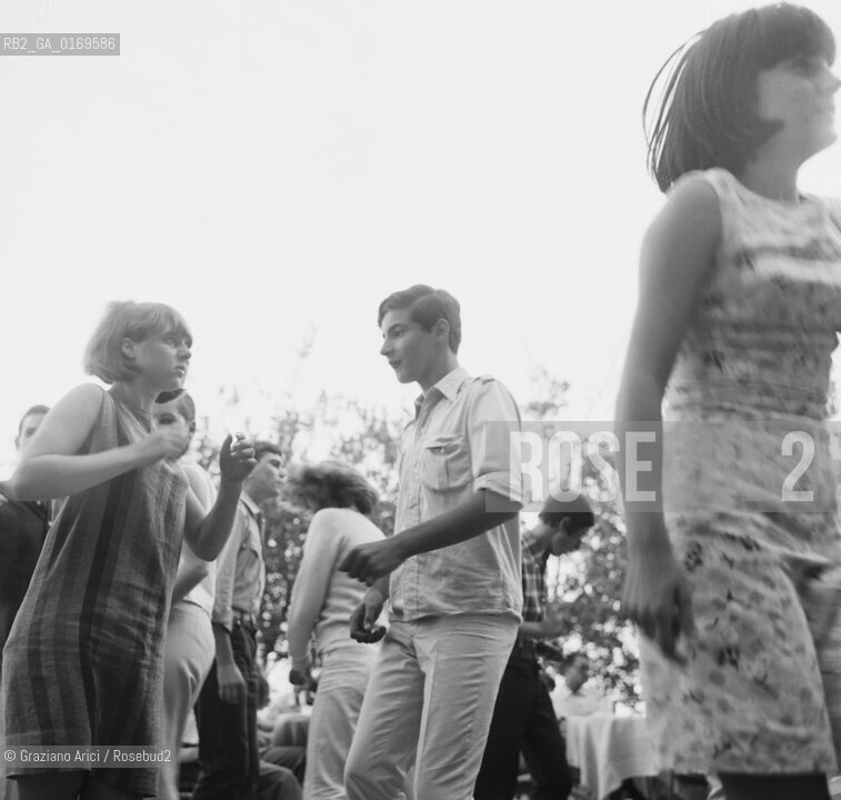 FESTA BALLO / RAGAZZI E RAGAZZE CHE BALLANO / 1966 - © ARCHIVIO Graziano Arici/Rosebud2 