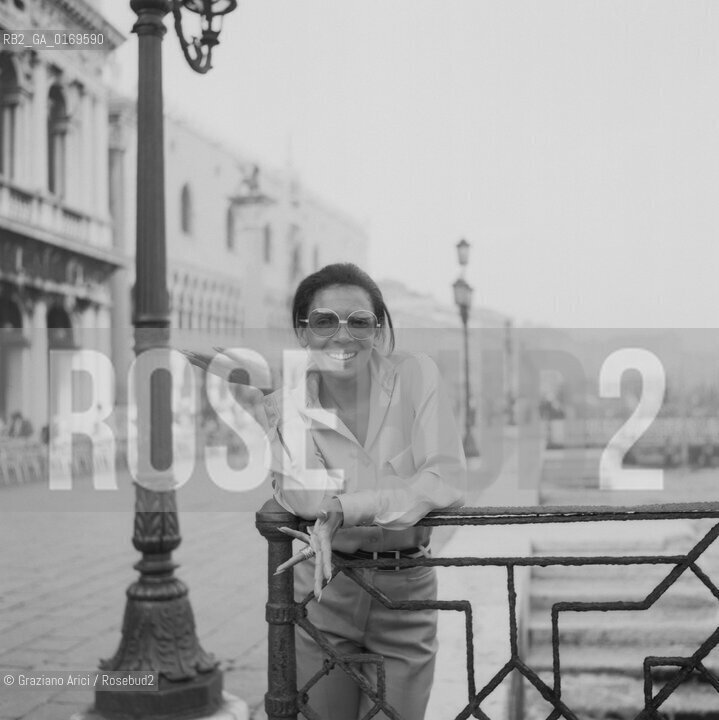 MUSICA BLUES / LA CANTANTE SHIRLEY BASSEY (GRAN BRETAGNA) A VENEZIA / CON OCCHIALI DA SOLE / 1971 - © ARCHIVIO Graziano Arici/Rosebud2 