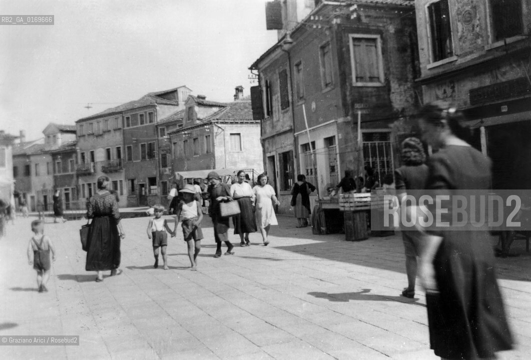 Caption: Localizzazione:.VENEZIA / ISOLA DI BURANO.Oggetto:.Soggetto:.VIA GALUPPI.Cronologia: ..Definizione Culturale:.   Autore: .   Stile: .   Editori/Stampatori:.   Committenza:.Materia e Tecnica:.Collocazione:.Note:..Riproduzione Fotografica:.Graziano Arici/Rosebud2 Copyright:.Graziano Arici/Rosebud2 Data:.ANNI 50.Costo:.A