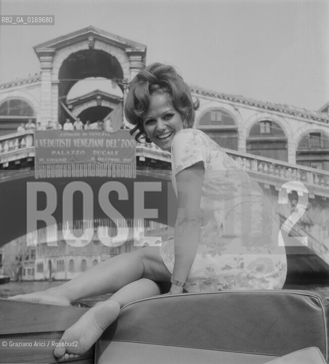 CINEMA / LATTRICE CLAUDIA CARDINALE (ITALIA) A VENEZIA / SEDUTA IN MOTOSCAFO A PIEDI NUDI / PONTE DI RIALTO / 1967 - © ARCHIVIO Graziano Arici/Rosebud2 