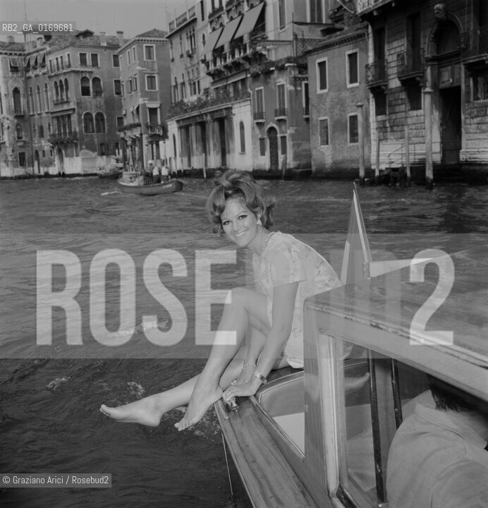 CINEMA / LATTRICE CLAUDIA CARDINALE (ITALIA) A VENEZIA / IN MOTOSCAFO A PIEDI NUDI / 1967 - © ARCHIVIO Graziano Arici/Rosebud2 