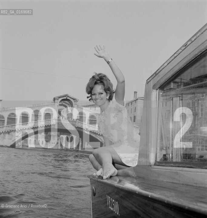 CINEMA / LATTRICE CLAUDIA CARDINALE (ITALIA) A VENEZIA / SEDUTA IN MOTOSCAFO A PIEDI NUDI / MENTRE SALUTA / PONTE DI RIALTO / 1967 - © ARCHIVIO Graziano Arici/Rosebud2 