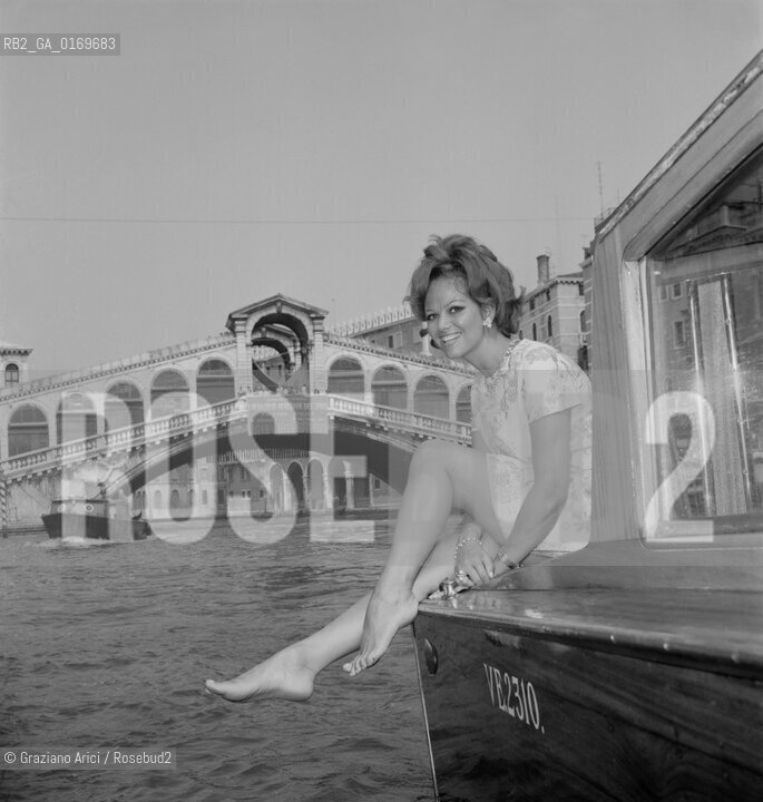 CINEMA / LATTRICE CLAUDIA CARDINALE (ITALIA) A VENEZIA / SEDUTA IN MOTOSCAFO A PIEDI NUDI / PONTE DI RIALTO / 1967 - © ARCHIVIO Graziano Arici/Rosebud2 