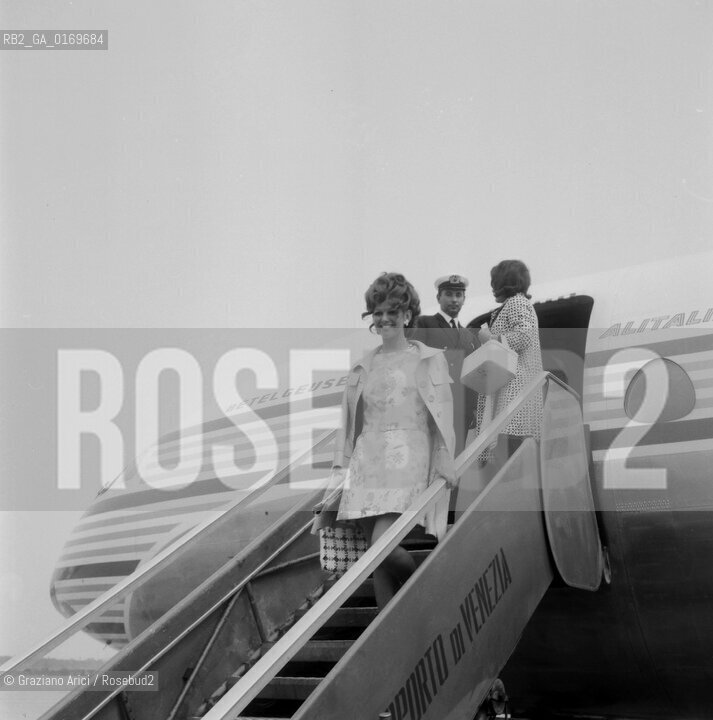 CINEMA / LATTRICE CLAUDIA CARDINALE (ITALIA) MENTRE SCENDE DALLAEREO ALLAEROPORTO DI VENEZIA / 1967 - © ARCHIVIO Graziano Arici/Rosebud2 