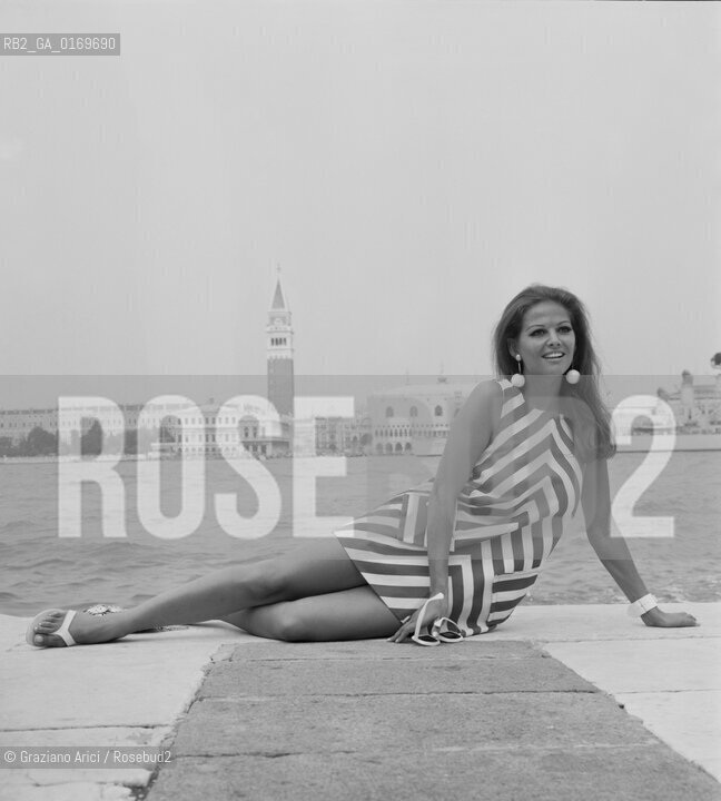 CINEMA / LATTRICE CLAUDIA CARDINALE (ITALIA) A VENEZIA / DISTESA PER TERRA CON VESTITO A RIGHE / 1967 - © ARCHIVIO Graziano Arici/Rosebud2 
