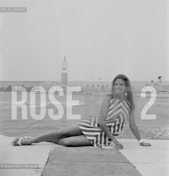 CINEMA / LATTRICE CLAUDIA CARDINALE (ITALIA) A VENEZIA / DISTESA PER TERRA CON VESTITO A RIGHE / 1967 - © ARCHIVIO Graziano Arici/Rosebud2 