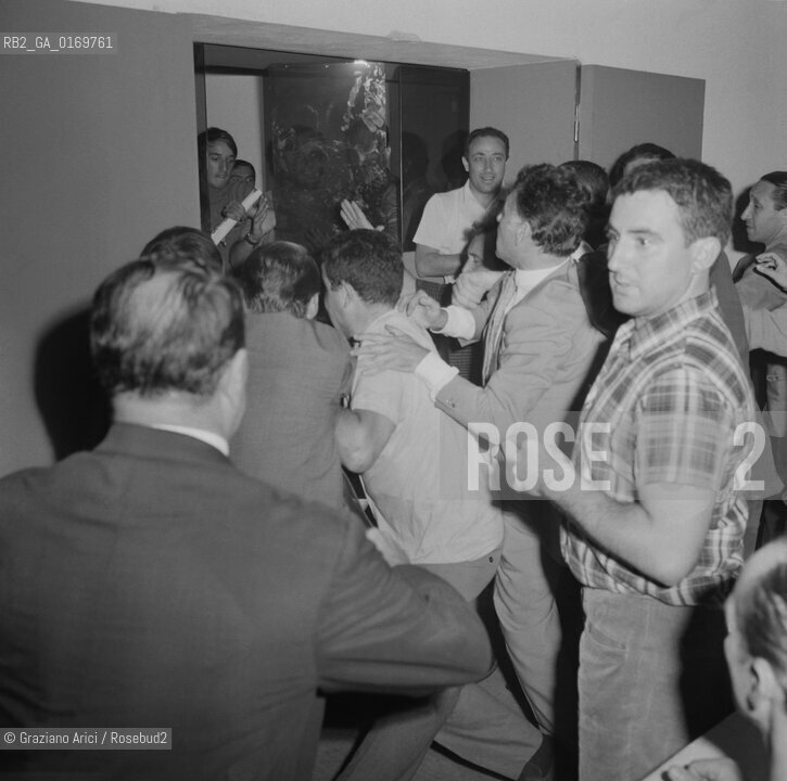 CINEMA PROTESTA SINISTRA / CONTESTAZIONE ALLA MOSTRA / SCONTRI TRA ALBERGATORI E COMMERCIANTI DEL LIDO E DIMOSTRANTI / MOSTRA INTERNAZIONALE DARTE CINEMATOGRAFICA, BIENNALE 1968 - © ARCHIVIO Graziano Arici/Rosebud2 