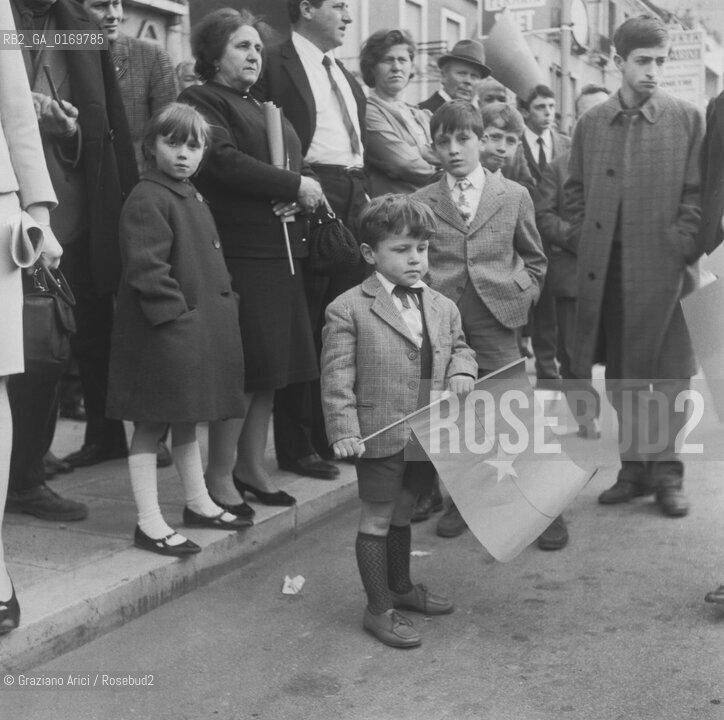 POLITICA CONTESTAZIONE PROTESTA MOVIMENTI SINISTRA 68 / MANIFESTAZIONE CORTEO CONTRO GLI USA E LA GUERRA DEL VIETNAM A MESTRE / BAMBINO CON IN MANO LA BANDIERA CON LA STELLA, DIMOSTRANTI / 1967 - © ARCHIVIO Graziano Arici/Rosebud2 .