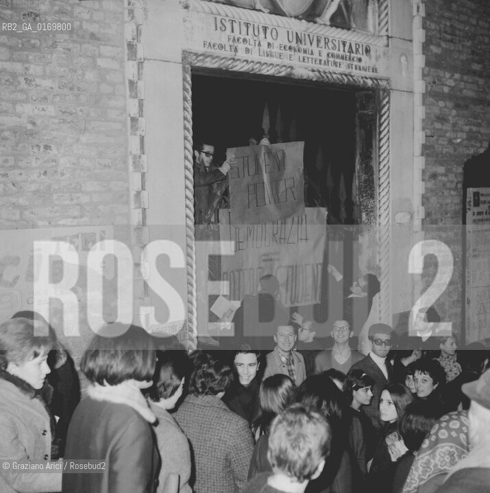 POLITICA CONTESTAZIONE PROTESTA MOVIMENTI SINISTRA 68 / STUDENT POWER, OCCUPAZIONE DELLUNIVERSITA DI CA FOSCARI / PORTONE CON STRISCIONI, CARTELLI, SCRITTE, STUDENTI / 1967 - © ARCHIVIO Graziano Arici/Rosebud2 .