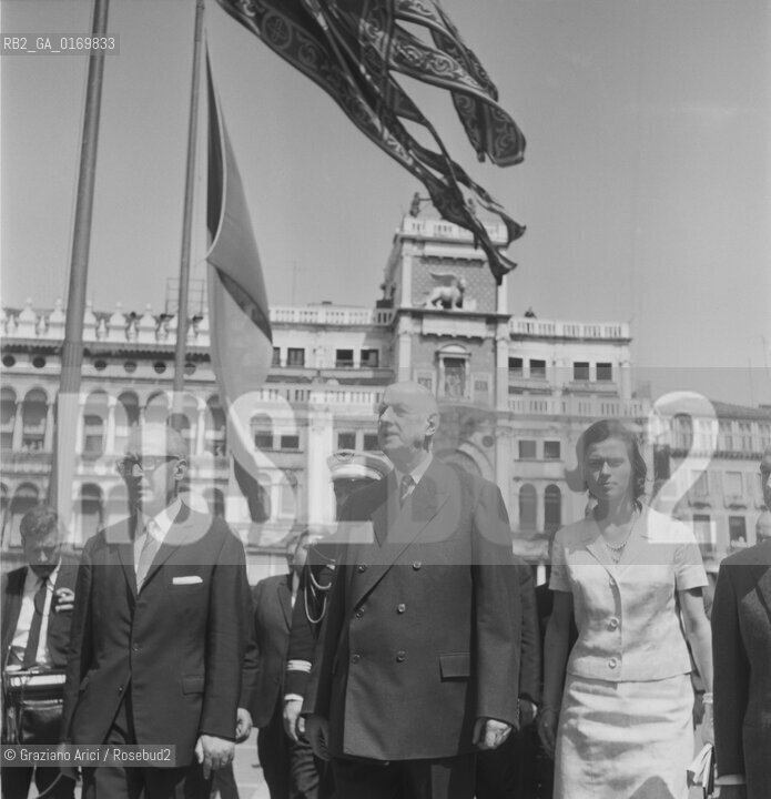 POLITICA / IL PRESIDENTE GENERALE CHARLES DE GAULLE (FRANCIA) IN VISITA A VENEZIA / IN PIAZZA SAN MARCO / BANDIERE /1967 - © ARCHIVIO Graziano Arici/Rosebud2 