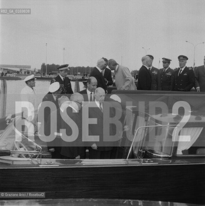 POLITICA / IL PRESIDENTE GENERALE CHARLES DE GAULLE (FRANCIA) IN VISITA A VENEZIA / IN MOTOSCAFO / UFFICIALI IN DIVISA / 1967 - © ARCHIVIO Graziano Arici/Rosebud2 .