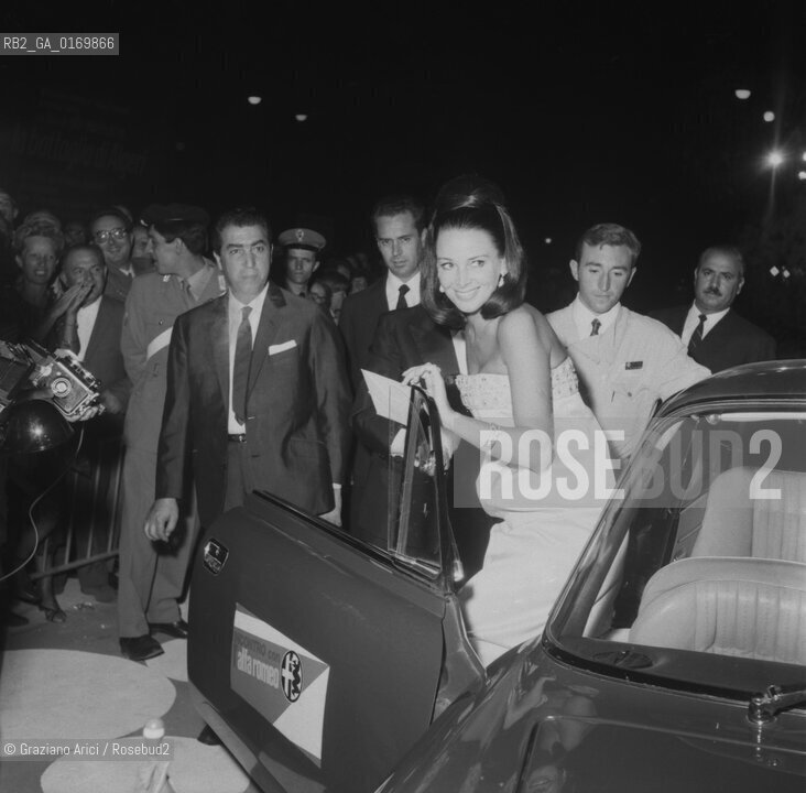 CINEMA TEATRO / LATTRICE ELEONORA ROSSI DRAGO (ITALIA) ALLINAUGURAZIONE DEL FESTIVAL / MENTRE SALE IN UNAUTOMOBILE / FOTOGRAFI / MOSTRA INTERNAZIONALE DARTE CINEMATOGRAFICA, BIENNALE 1966 - © ARCHIVIO Graziano Arici/Rosebud2 