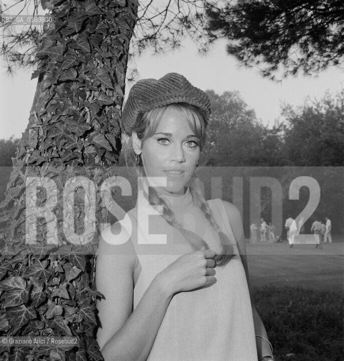 CINEMA / LATTRICE JANE FONDA (USA) CON TRECCE E BERRETTO / POGGIATA AD UN ALBERO / FILM LA CUREE (LA CALDA PREDA) / MOSTRA INTERNAZIONALE DARTE CINEMATOGRAFICA, BIENNALE 1966 - © ARCHIVIO Graziano Arici/Rosebud2 