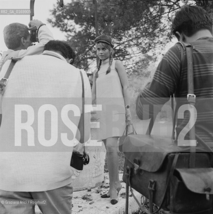CINEMA / LATTRICE JANE FONDA (USA) CON TRECCE E BERRETTO / FOTOGRAFI / FILM LA CUREE (LA CALDA PREDA) / MOSTRA INTERNAZIONALE DARTE CINEMATOGRAFICA, BIENNALE 1966 - © ARCHIVIO Graziano Arici/Rosebud2 