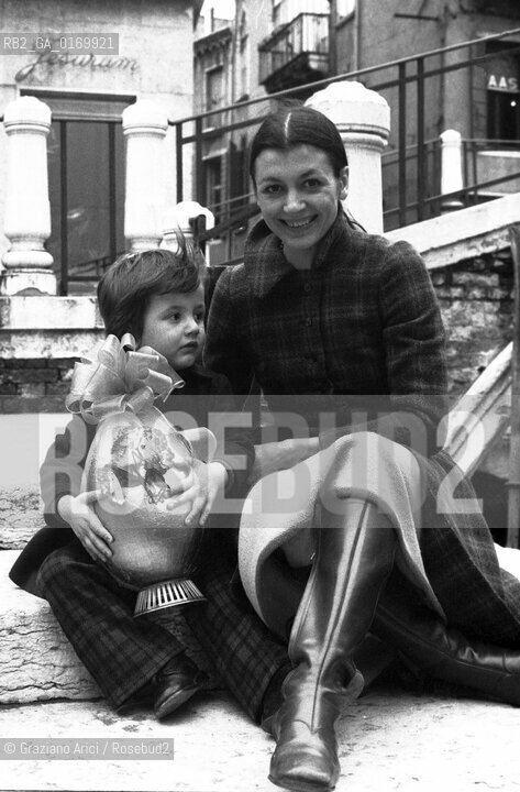 DANZA CLASSICA BALLETTO / LA BALLERINA CARLA FRACCI ITALIA CON IL FIGLIO A VENEZIA / UOVO DI PASQUA / 1973 - © ARCHIVIO Graziano Arici/Rosebud2 
