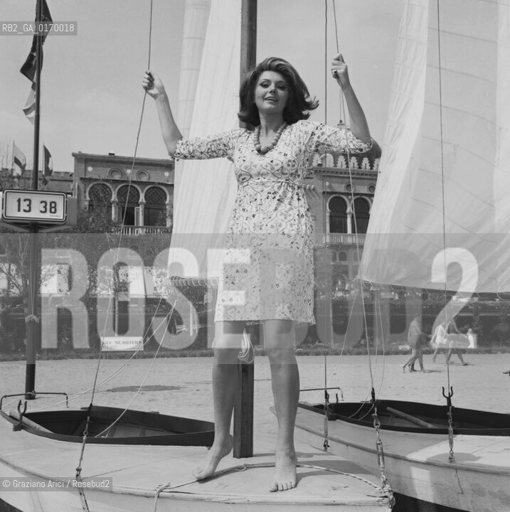 CINEMA / LATTRICE SYLVA KOSCINA (ITALIA) NELLA SPIAGGIA DELLHOTEL EXCELSIOR / BARCHE A VELA / MOSTRA INTERNAZIONALE DARTE CINEMATOGRAFICA, BIENNALE 1967 - © ARCHIVIO Graziano Arici/Rosebud2 .