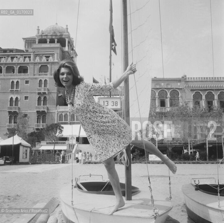CINEMA / LATTRICE SYLVA KOSCINA (ITALIA) NELLA SPIAGGIA DELLHOTEL EXCELSIOR / BARCHE A VELA / MOSTRA INTERNAZIONALE DARTE CINEMATOGRAFICA, BIENNALE 1967 - © ARCHIVIO Graziano Arici/Rosebud2 .