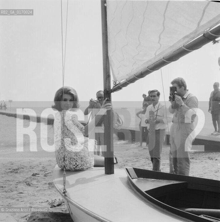CINEMA / LATTRICE SYLVA KOSCINA (ITALIA) IN SPIAGGIA / BARCA A VELA, FOTOGRAFI, MACCHINE FOTOGRAFICHE, DIGA / MOSTRA INTERNAZIONALE DARTE CINEMATOGRAFICA, BIENNALE 1967 - © ARCHIVIO Graziano Arici/Rosebud2 .