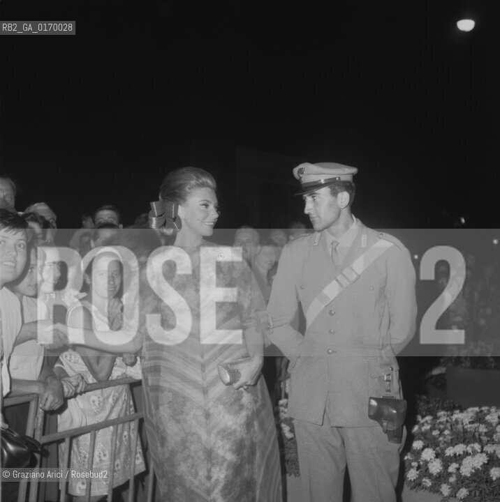 CINEMA / LATTRICE SYLVA KOSCINA (ITALIA) MENTRE SALUTA UNA FOLLA DI FANS / VICINO A UN POLIZIOTTO / MOSTRA INTERNAZIONALE DARTE CINEMATOGRAFICA, BIENNALE 1967 - © ARCHIVIO Graziano Arici/Rosebud2 .