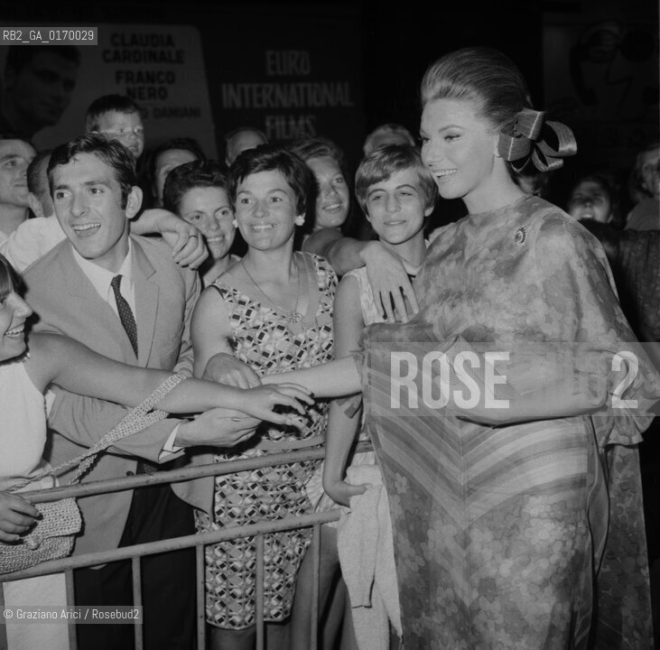 CINEMA / LATTRICE SYLVA KOSCINA (ITALIA) MENTRE SALUTA UNA FOLLA DI FANS / MOSTRA INTERNAZIONALE DARTE CINEMATOGRAFICA, BIENNALE 1967 - © ARCHIVIO Graziano Arici/Rosebud2 