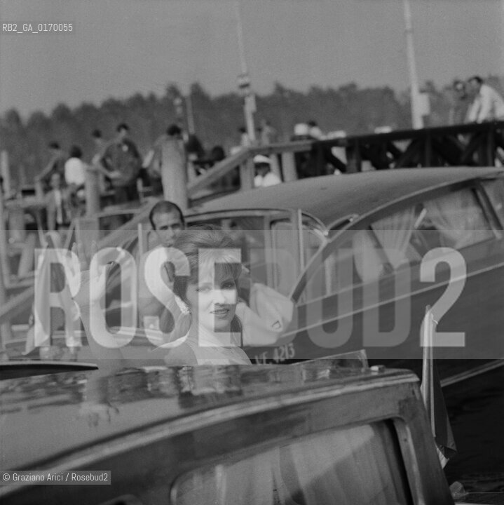 CINEMA / LATTRICE GINA LOLLOBRIGIDA (ITALIA) MENTRE SALUTA / IN MOTOSCAFO / MOSTRA INTERNAZIONALE DARTE CINEMATOGRAFICA, BIENNALE 1967 - © ARCHIVIO Graziano Arici/Rosebud2 