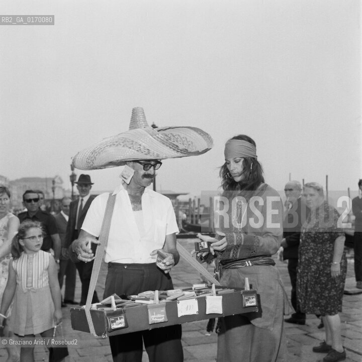CINEMA / LATTRICE NICOLETTA RANGONI MACCHIAVELLI (ITALIA) A VENEZIA / MENTRE COMPRA UN BORSELLINO DA UN VENDITORE DI SOUVENIRS CON IL SOMBRERO / MOSTRA INTERNAZIONALE DARTE CINEMATOGRAFICA, BIENNALE 1969 - © ARCHIVIO Graziano Arici/Rosebud2 .